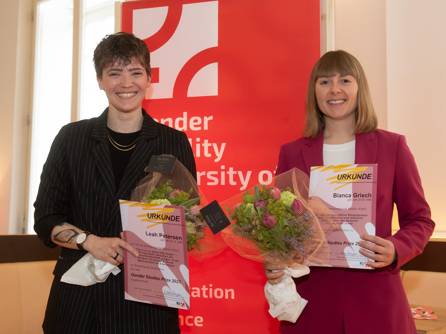 Die Preisträger*innen des Gender Studies Prize 2023 Leah Petersen und Bianca Griech.