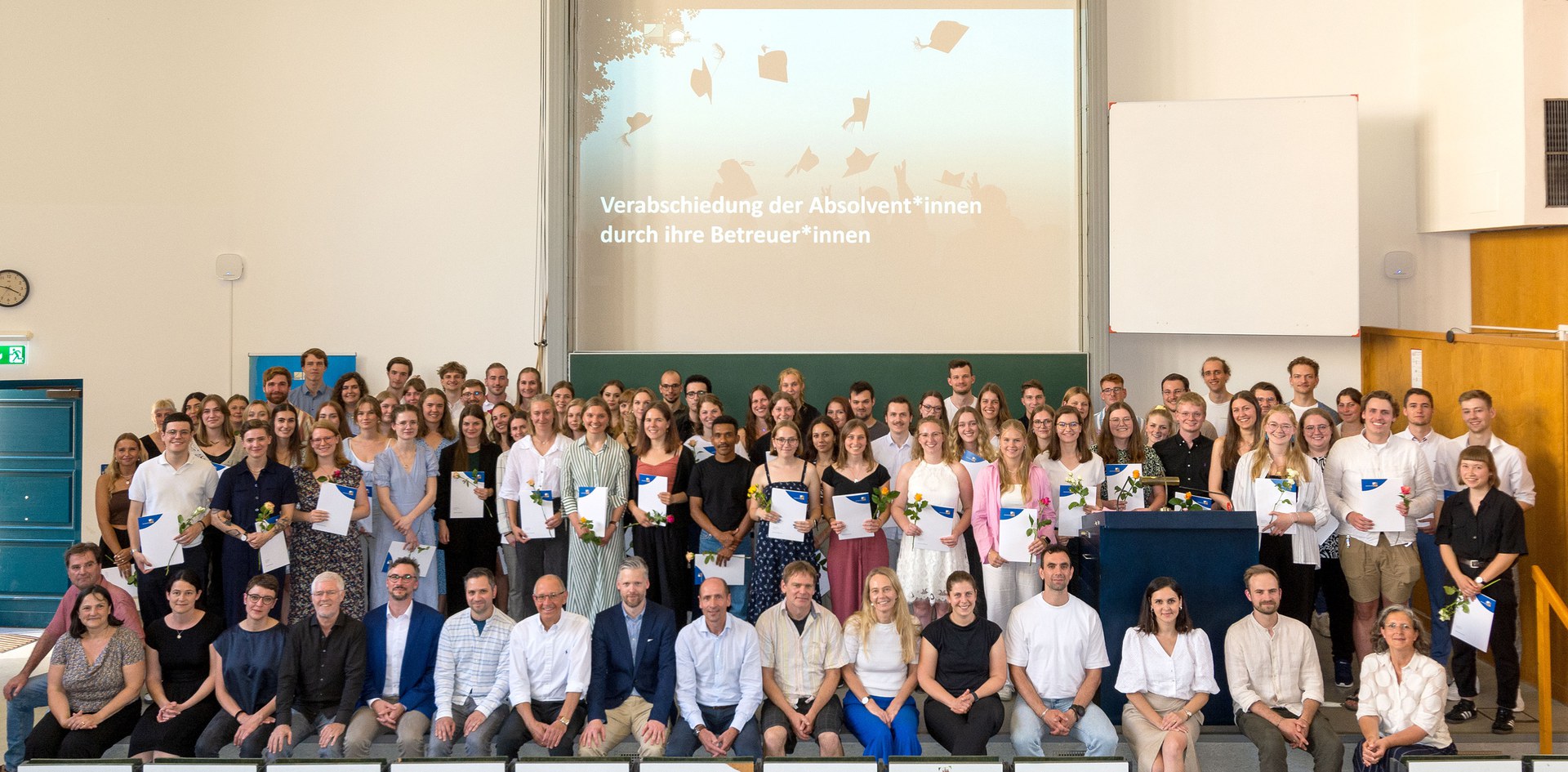 Gruppenfoto der Absolvent*innen und Betreuer*innen